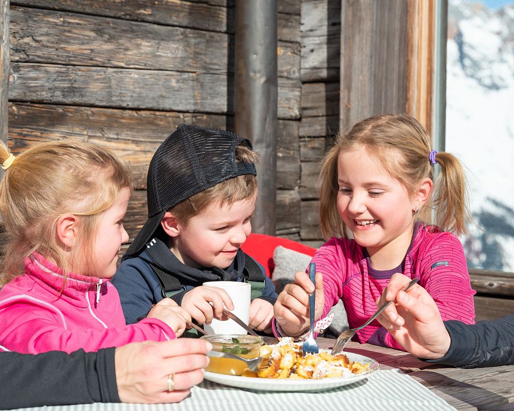 2023_Winter_Skifahren_Winter_Kulinarik_Kinder_Skifahren_Miriam_Lottes_(c)HochkoenigTourismusGmbH_web (26)