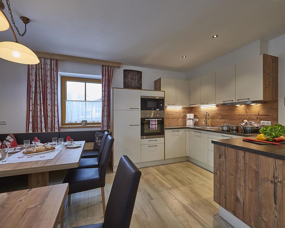 Küche_mit_grossen_Essplatz