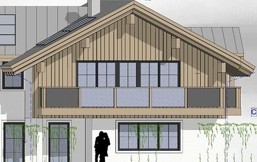 Frontale Ansicht eines modernen Hauses mit Holzbalkon, großen Fenstern und Begrünung an den Wänden, typisch für zeitgenössische Architektur.