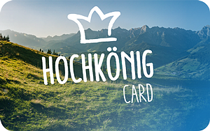 Ein Logo mit der Aufschrift "HOCHKÖNIG CARD" vor einer grünen Berglandschaft mit blauem Himmel und Gipfeln im Hintergrund. Eine Krone ist oben abgebildet.